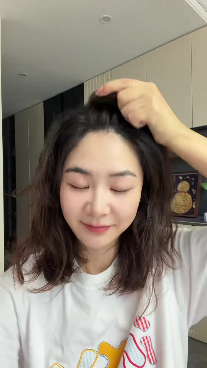 Original video still: Iris’s five-line scalp-combing sequence