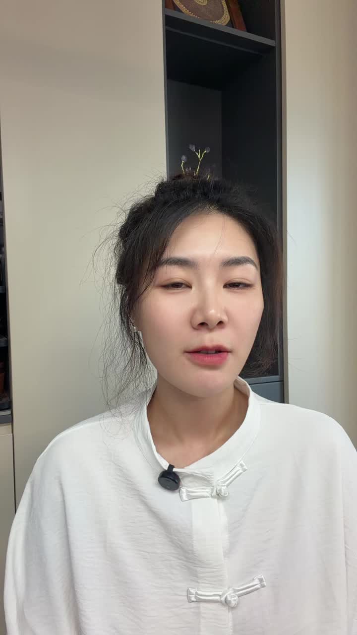 Iris speaking in an authentic still from her original Chinese video